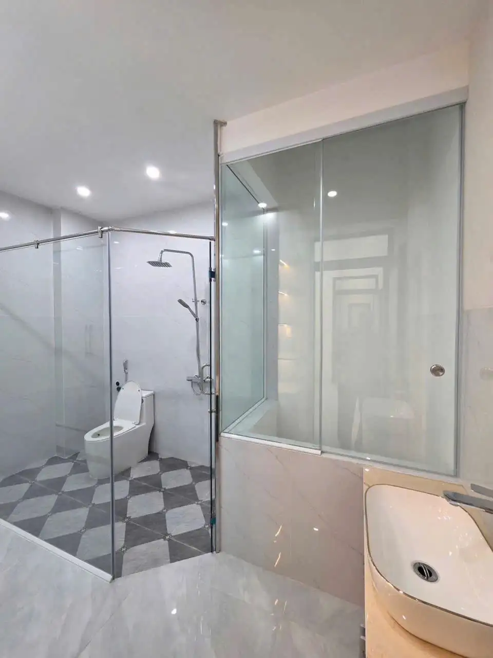 Bán Nhà 3 Tầng Mặt Tiền Huỳnh Thúc Kháng, Gần Chợ Đầm Tp Quy Nhơn